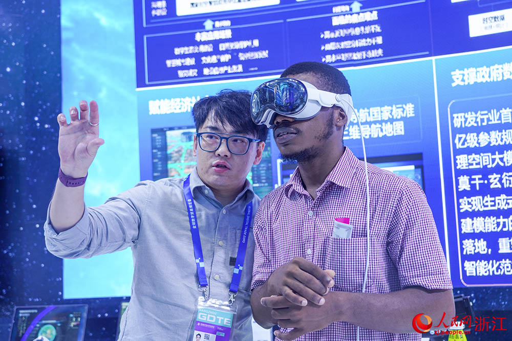 9月25日，外商在進行低空經濟MR交互體驗。人民網 章勇濤攝