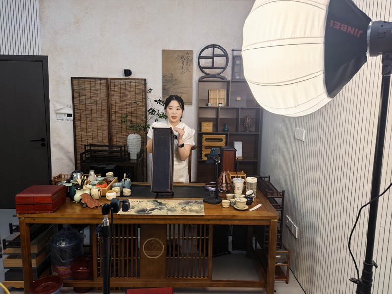 主播在“共享直播間”介紹產品。云和縣委宣傳部供圖