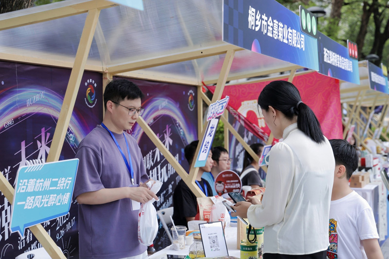 現場設有杭州都市圈非遺農特產品市集。主辦方供圖