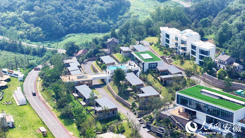 俯瞰滁州江淮分水嶺風景道旁的民宿群。人民網 郭昊攝