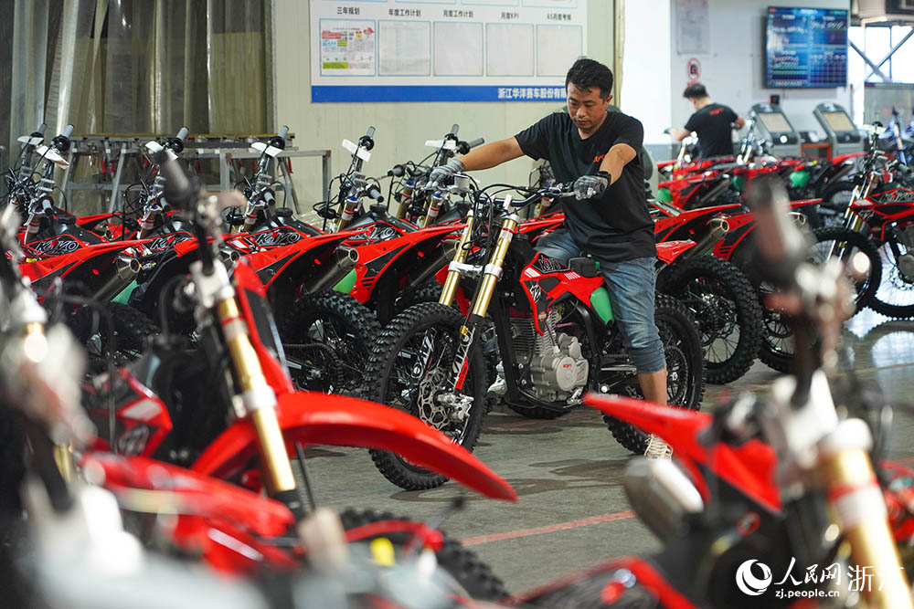9月28日，位于浙江省麗水市縉云縣華洋賽車的生產車間里，工人們正忙著調節非道路越野摩托車。人民網 章勇濤攝