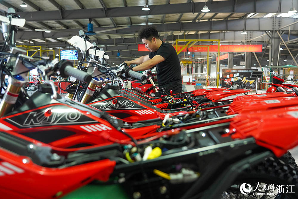 9月28日，位于浙江省麗水市縉云縣華洋賽車的生產車間里，工人們正忙著調節非道路越野摩托車。人民網 章勇濤攝