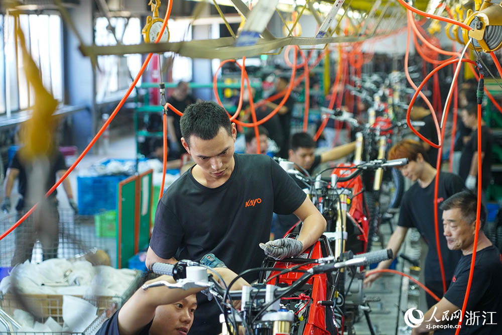 9月28日，位于浙江省麗水市縉云縣華洋賽車的生產車間里，工人們正忙著組裝非道路越野摩托車。人民網 章勇濤攝
