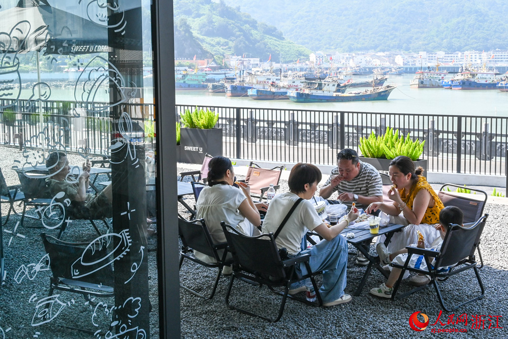 10月7日，浙江省溫州市蒼南縣金鄉鎮石砰碼頭，由擁有數十年歷史的老油庫改造而成的咖啡館內，游客們喝咖啡、品書香、賞海景，盡享假日休閑時光。人民網記者 葉賓得攝