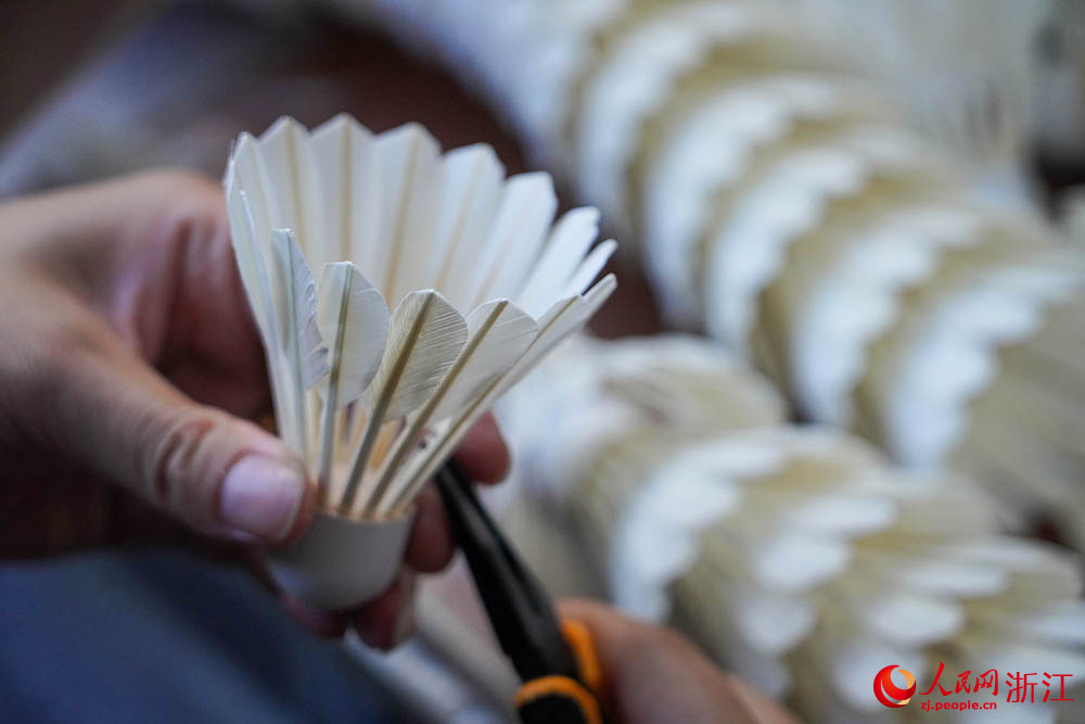 由麻鴨羽毛加工而成的羽毛球。人民網 章勇濤攝