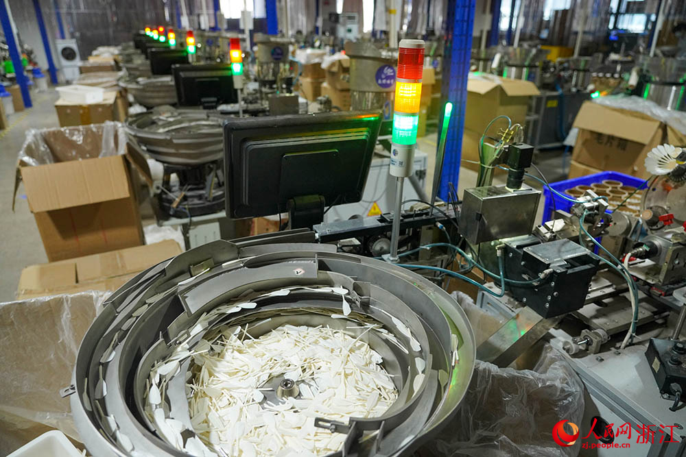 自動化設備正趕制由麻鴨羽毛加工而成的羽毛球。人民網 章勇濤攝