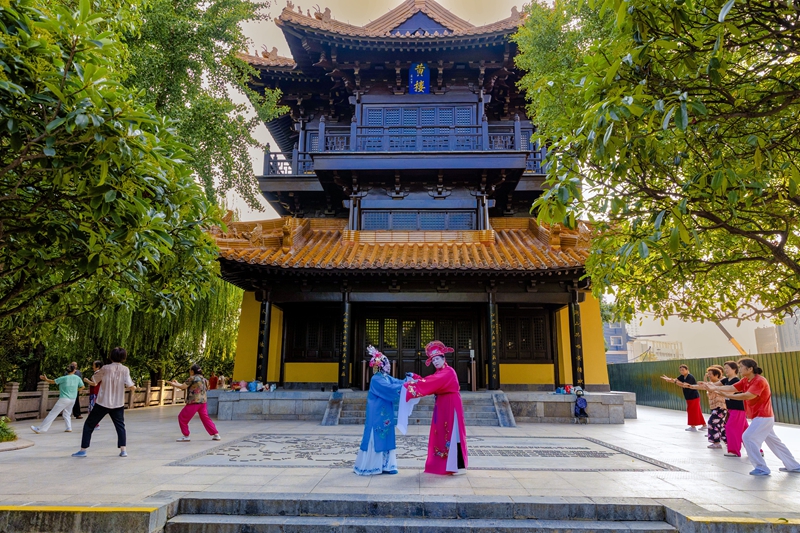 黃樓公園里市民群眾其樂融融。馮偉寧攝