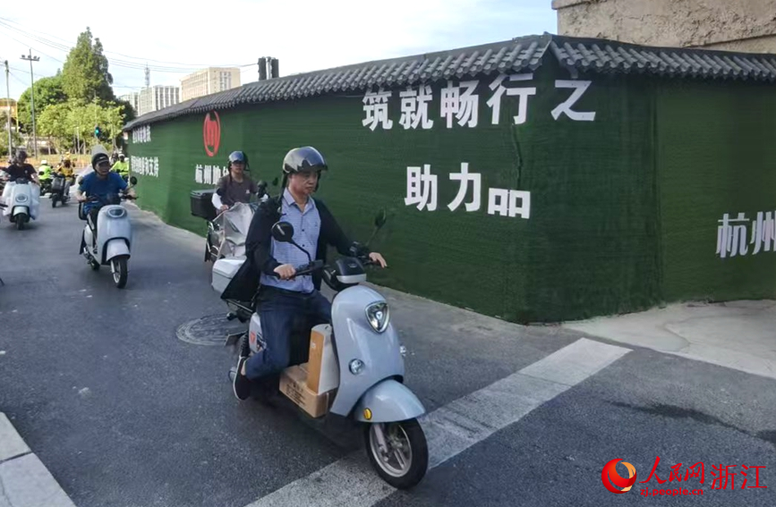 行人從右側出站右拐，很容易與電動車相撞。人民網記者 張麗瑋攝