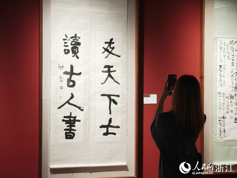 游客在書畫作品前拍照留念。人民網 劉欣蔚攝