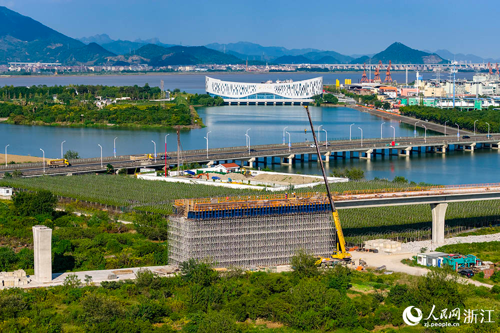 在浙江臺州市域鐵路S2線黃巖段施工現場，工人正在有序施工。人民網 章勇濤攝