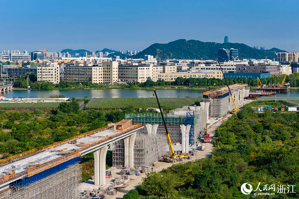 在浙江臺州市域鐵路S2線黃巖段施工現場，工人正在有序施工。人民網 章勇濤攝