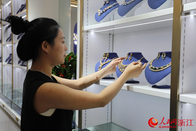 新市場開業，樓依洋正式接班。人民網 方彭依夢攝