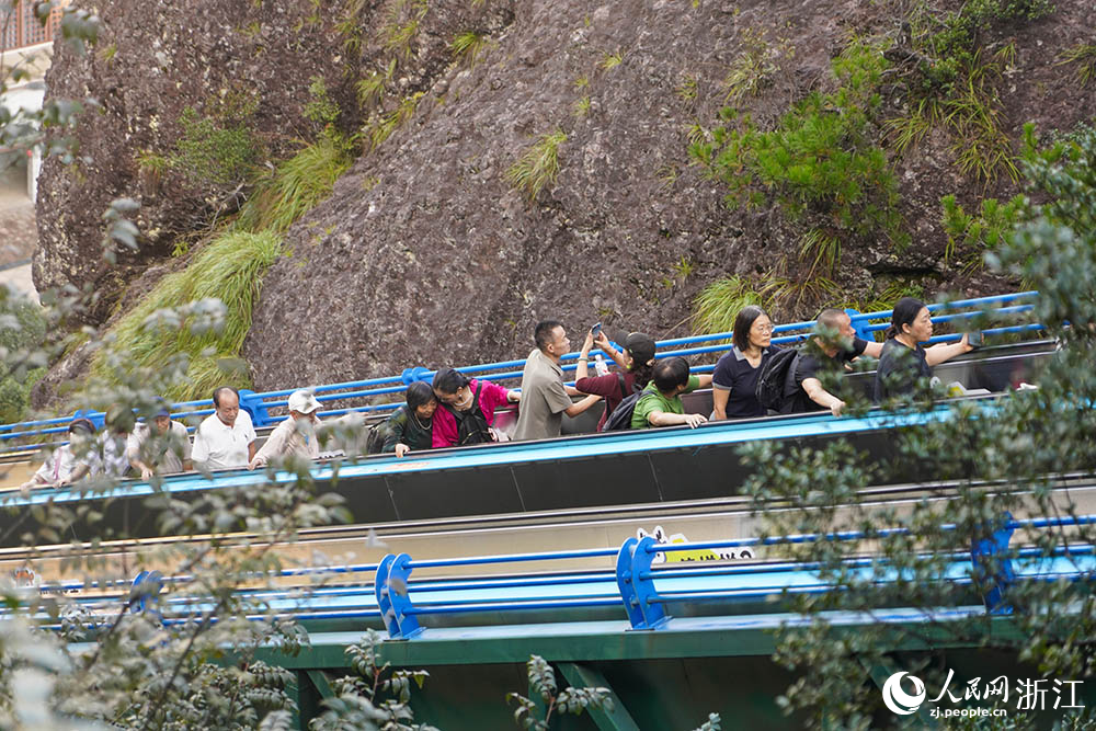 10月15日，浙江省臺州市仙居縣神仙居景區，游客通過自動扶梯輕松爬山。人民網 章勇濤攝