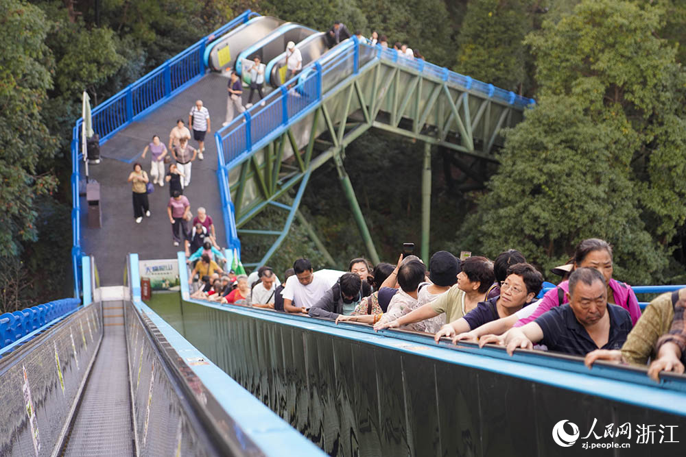 10月15日，浙江省臺州市仙居縣神仙居景區，游客通過自動扶梯輕松爬山。人民網 章勇濤攝