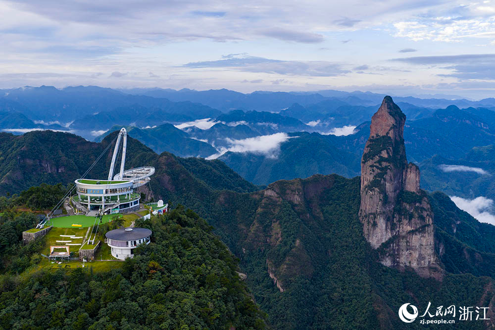 10月15日，浙江省臺州市仙居縣神仙居景區云霧繚繞間，游客盡享山水之美。人民網 章勇濤攝