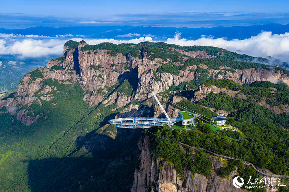 10月15日，浙江省臺州市仙居縣神仙居景區云霧繚繞間，游客盡享山水之美。人民網 章勇濤攝
