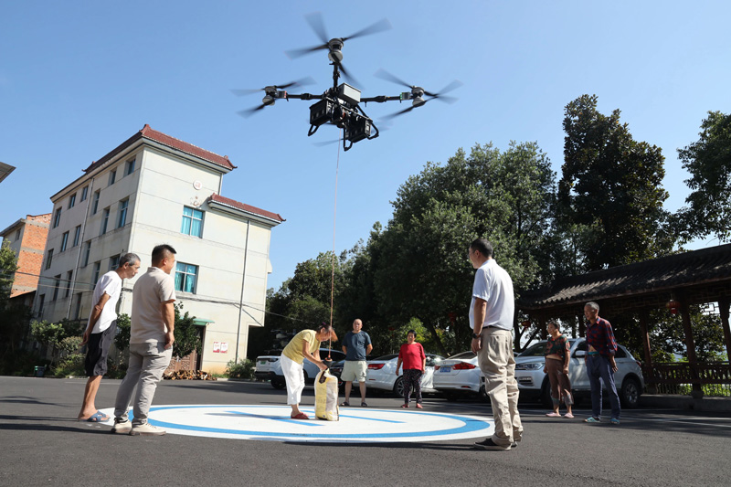 山貨打“飛的”出山。婺城區委宣傳部供圖
