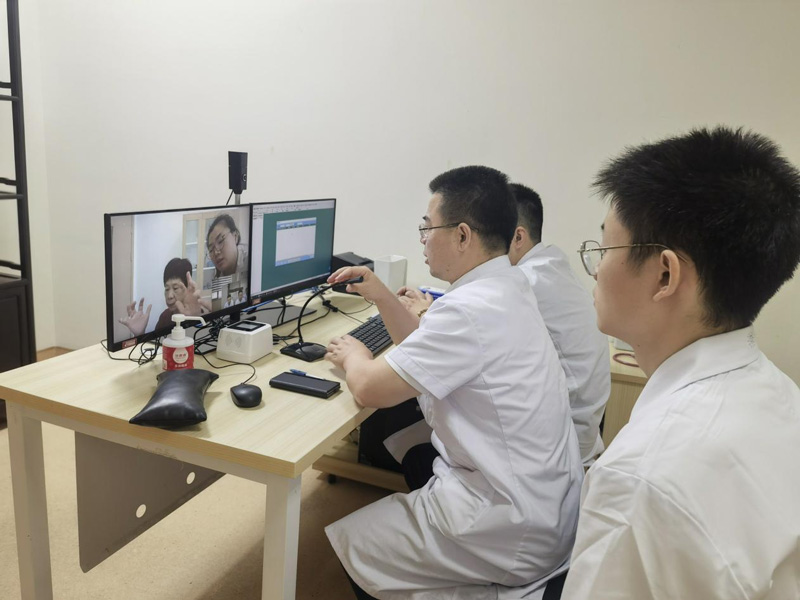 醫生通過5G云診療平臺為老人看診。浙江移動供圖