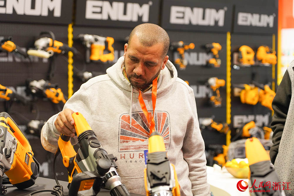 10月21日，外商在第31屆中國義烏國際小商品博覽會—出口商品展上采購商品。人民網 章勇濤攝