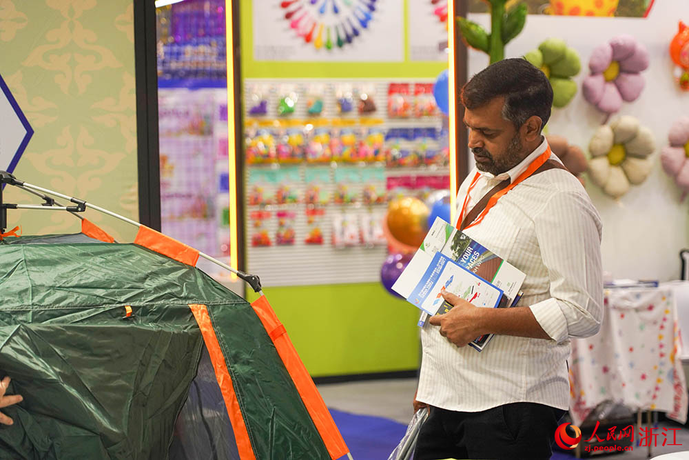 10月21日，外商在第31屆中國義烏國際小商品博覽會—出口商品展上采購商品。人民網 章勇濤攝