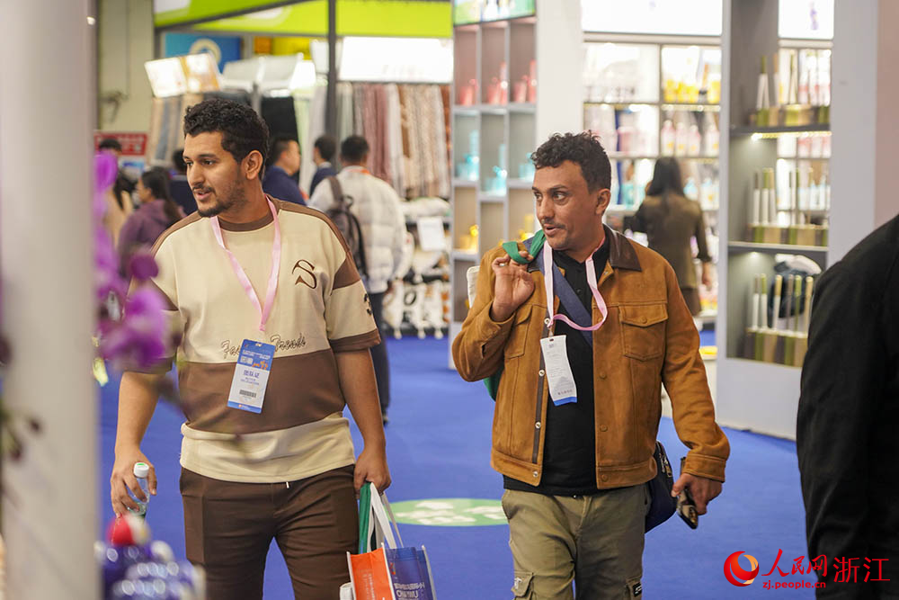 10月21日，外商在第31屆中國義烏國際小商品博覽會—出口商品展上采購商品。人民網 章勇濤攝