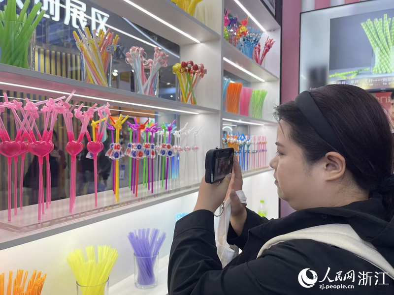 一名客商正在拍攝創意吸管產品。人民網記者 王麗瑋攝