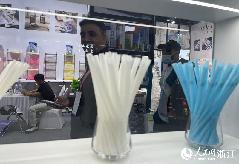 雙童新開發的可降解吸管。人民網記者 王麗瑋攝