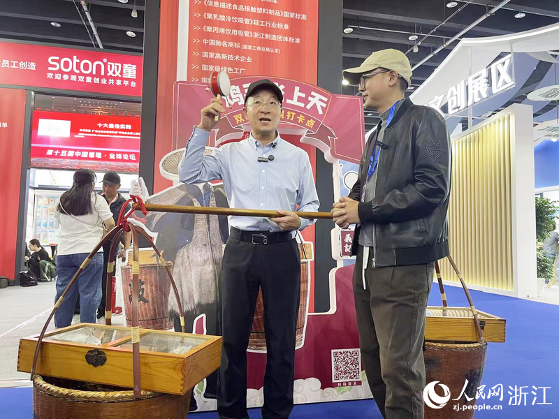 樓仲平在鏡頭前“重拾”老本行。受訪者供圖