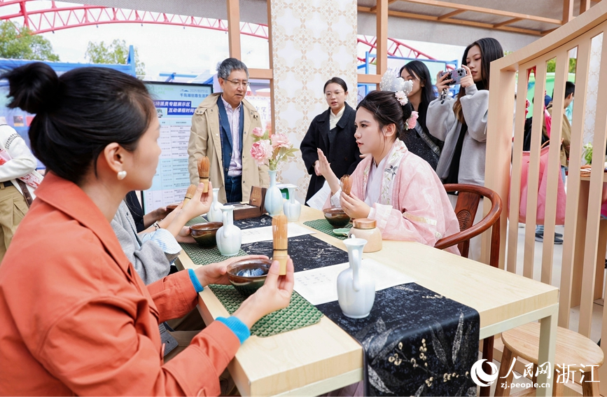 2025千島湖創意生活周期間，主題文創展覽在千島湖秀水廣場持續開放。人民網記者 張帆攝