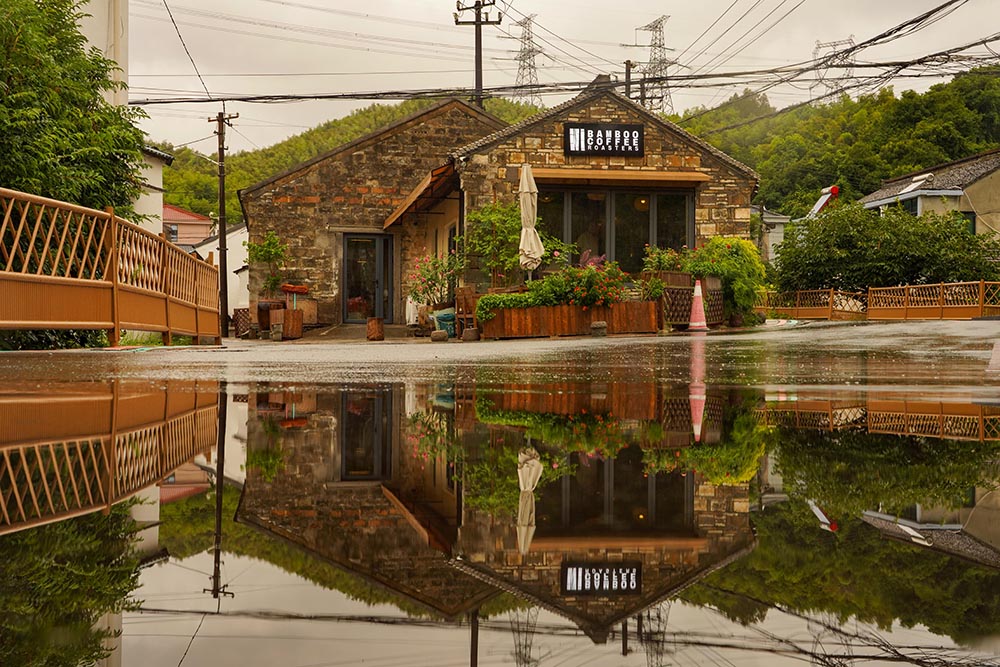 雨后的毛岙村，綠意欲滴，掩映在翠色深處的咖啡館靜立其間。