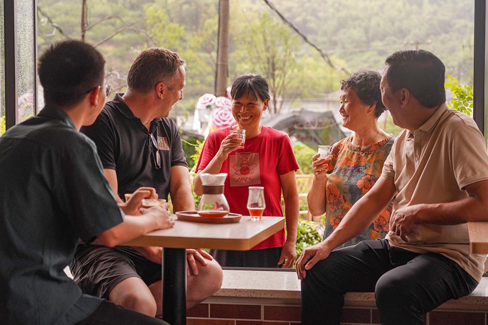弗蘭克邀請路過的村民品嘗咖啡，并專注地傾聽大家的反饋。
