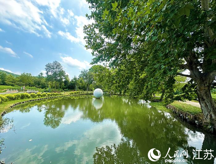 橫山村修整后的河道。人民網記者 周夢嬌攝