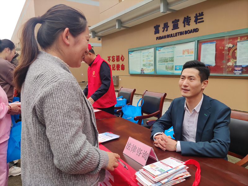 “家庭簽約律師”為群眾提供法律咨詢服務。舟山市委宣傳部供圖