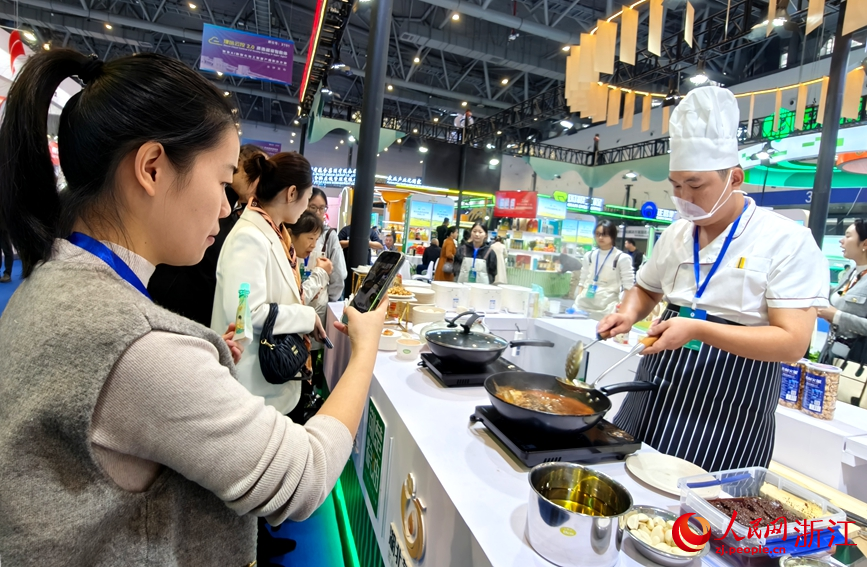 現場烹飪美食，受到駐足。人民網記者張麗瑋
