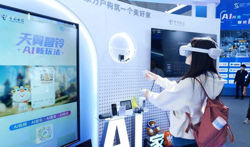 “互聯網之光”博覽會上，觀眾在中國電信展區體驗“黑科技”。浙江電信供圖