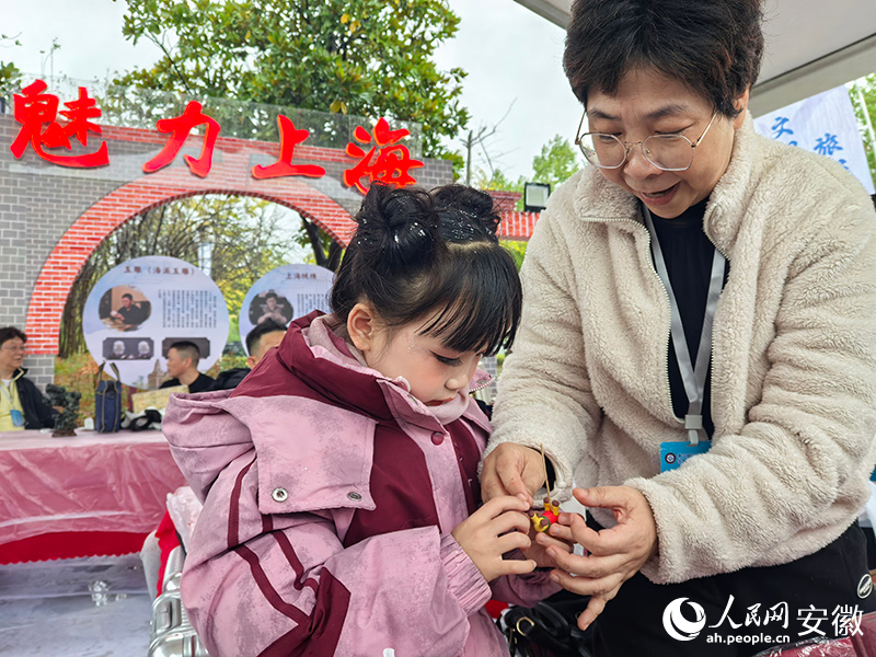 戚依平（右）現場傳授小朋友面塑技藝。人民網記者 汪瑞華攝