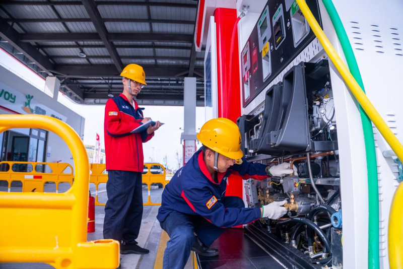 浙江新翁加能站員工開展設備巡檢。中國石化浙江公司供圖