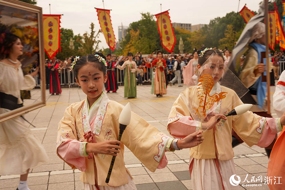 11月8日，在麗水攝影節開幕式現場，豐富多樣的非遺展演活動引人駐足。人民網 章勇濤攝