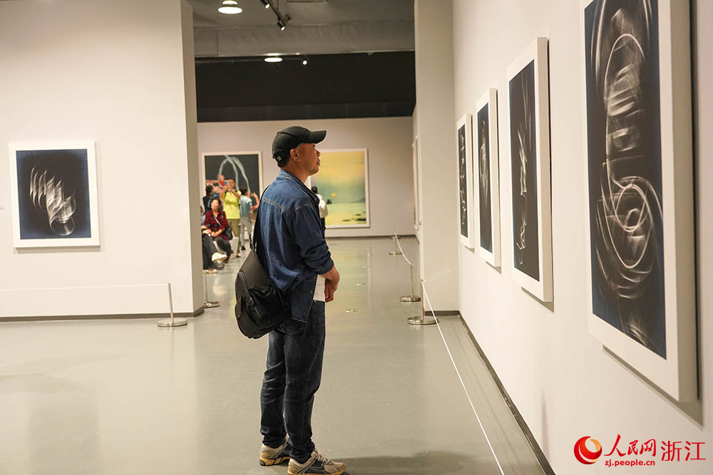 觀眾在浙江麗水攝影文化中心觀看德國藝術家托馬斯·魯夫的個人作品展。人民網 章勇濤攝
