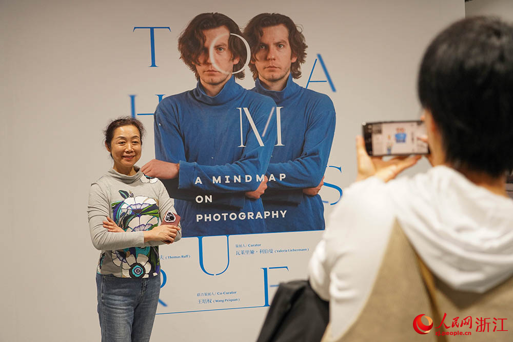 觀眾在浙江麗水攝影文化中心觀看德國藝術家托馬斯·魯夫的個人作品展。人民網 章勇濤攝
