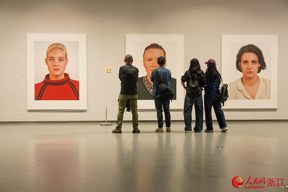 觀眾在浙江麗水攝影文化中心觀看德國藝術家托馬斯·魯夫的個人作品展。人民網 章勇濤攝