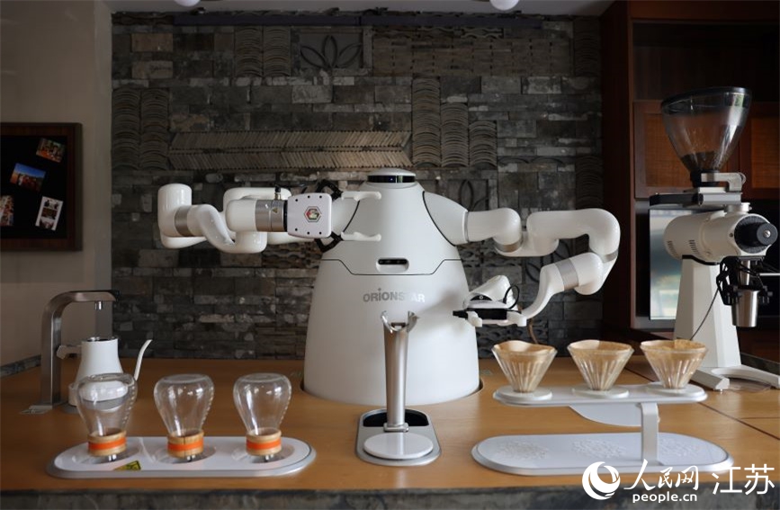 元蓁齋文化民宿里的咖啡機器人。人民網 范堯攝
