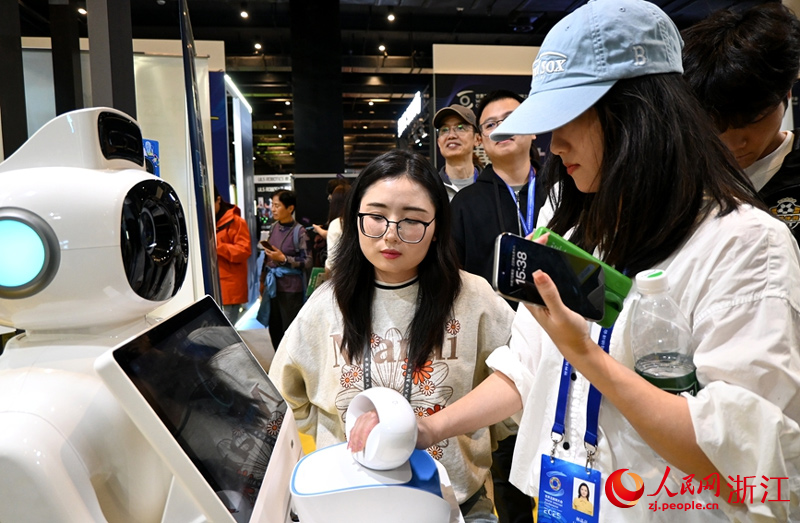 中醫機器人前，排起了長隊。人民網記者 張麗瑋攝