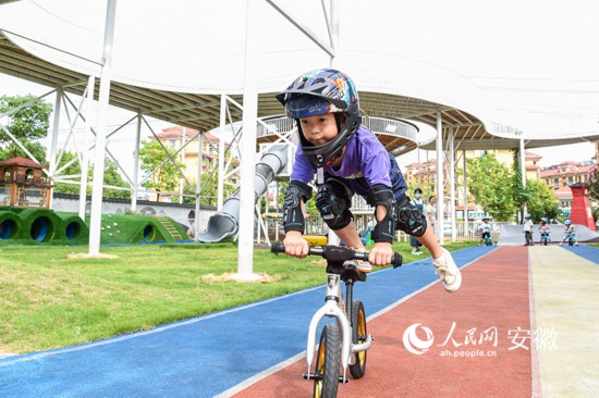 專門開設的平衡車課程，小朋友表演“馬踏飛燕”。人民網 李希蒙攝
