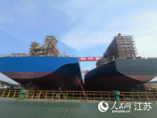 在船塢進行組裝建造的大型油輪。 人民網 張玉峰攝