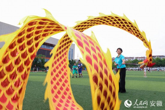 一位居民在肥西縣全民健身中心舞龍。人民網 張俊攝