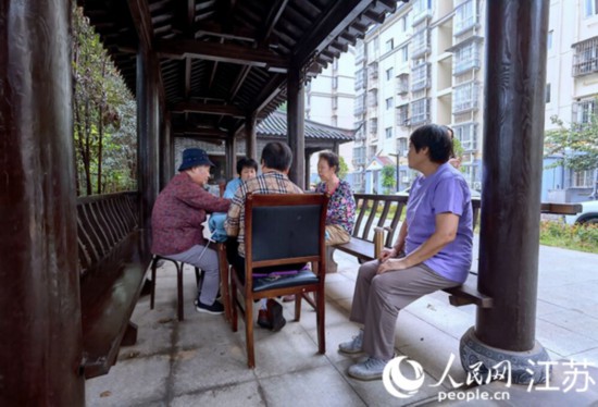 徐玉勤與老鄰居在小區涼亭內休閑。人民網 馬曉波攝