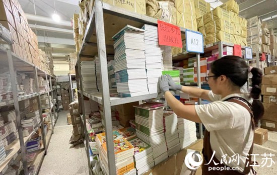 沭陽一家實體書店內，店員正在碼放圖書。人民網 黃啟源攝