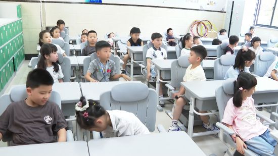 學生用上可升降課桌椅。瑞安市委宣傳部供圖