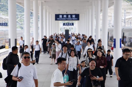 抵達溫州備戰的乘客。